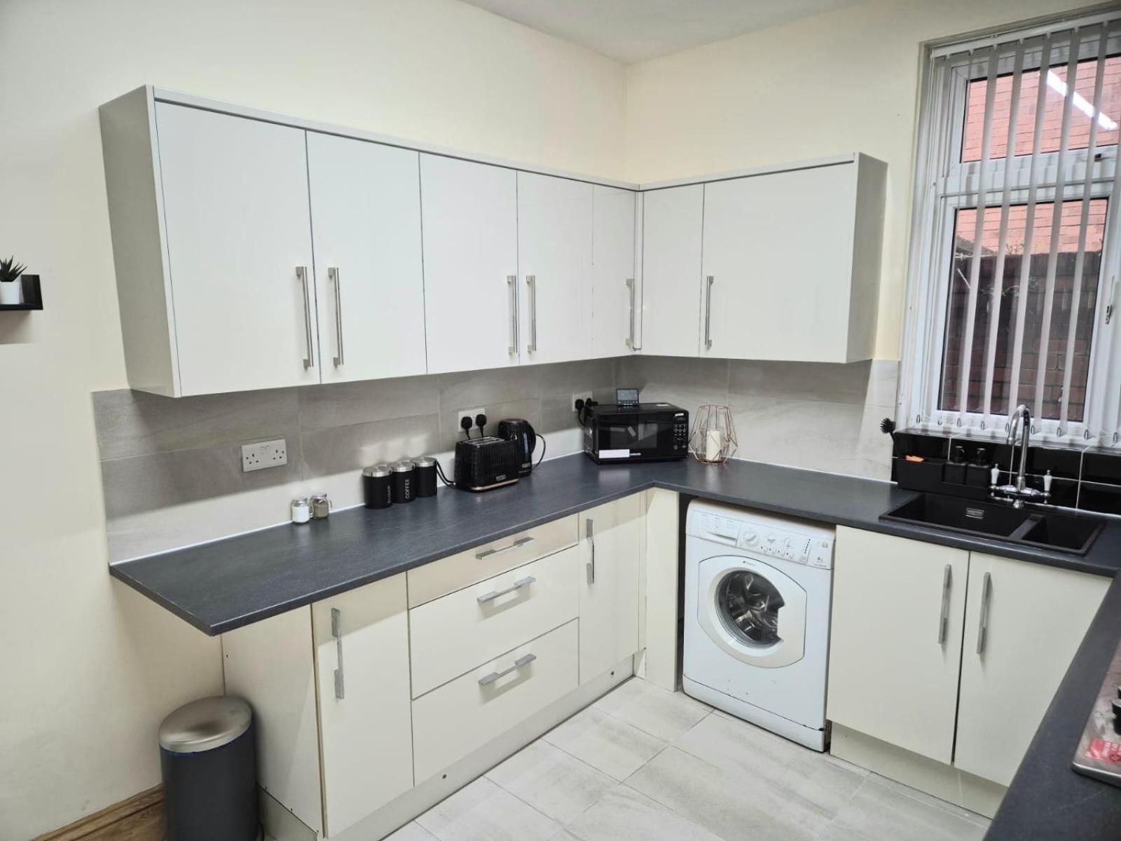 In 6 Minutes Drive To Victoria Station Homestay