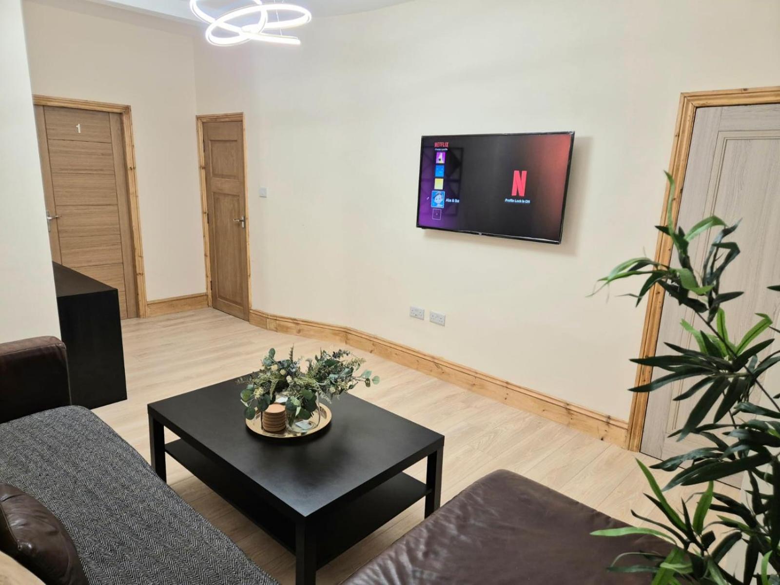 Homestay In 6 Minutes Drive To Victoria Station Manchester