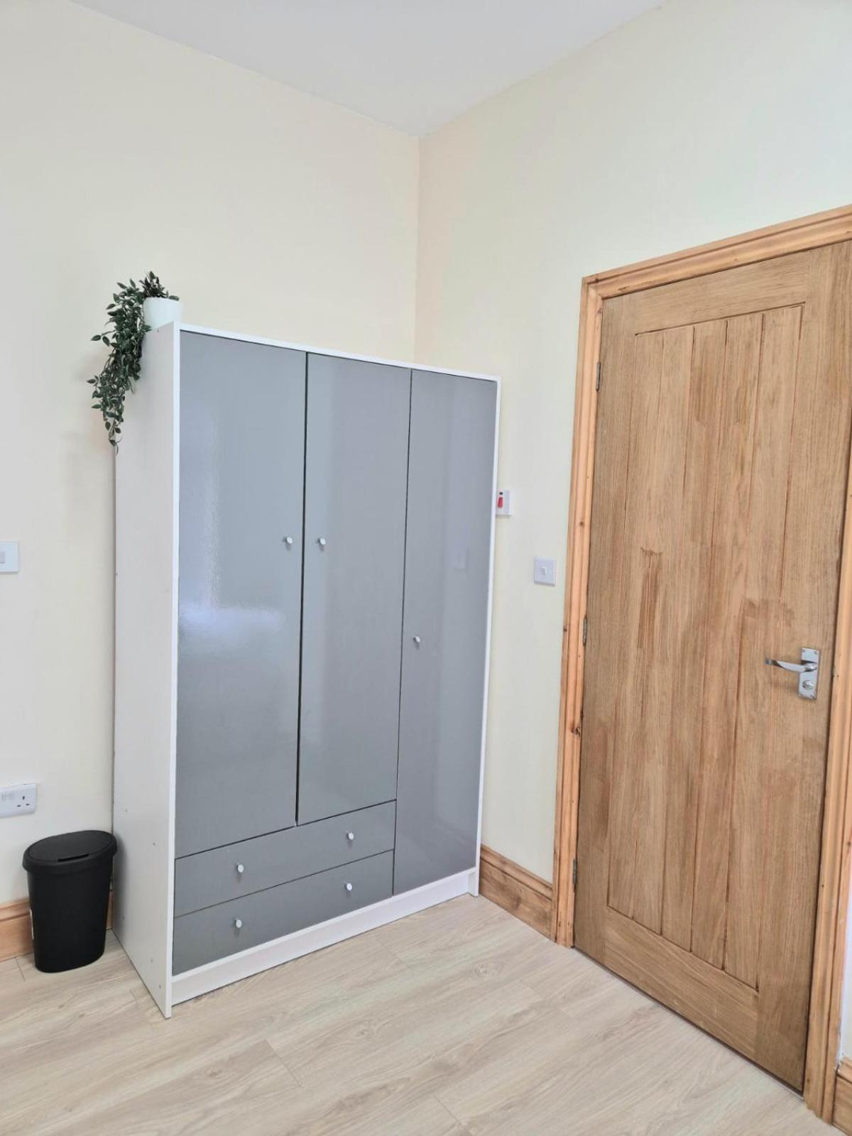 Homestay In 6 Minutes Drive To Victoria Station *