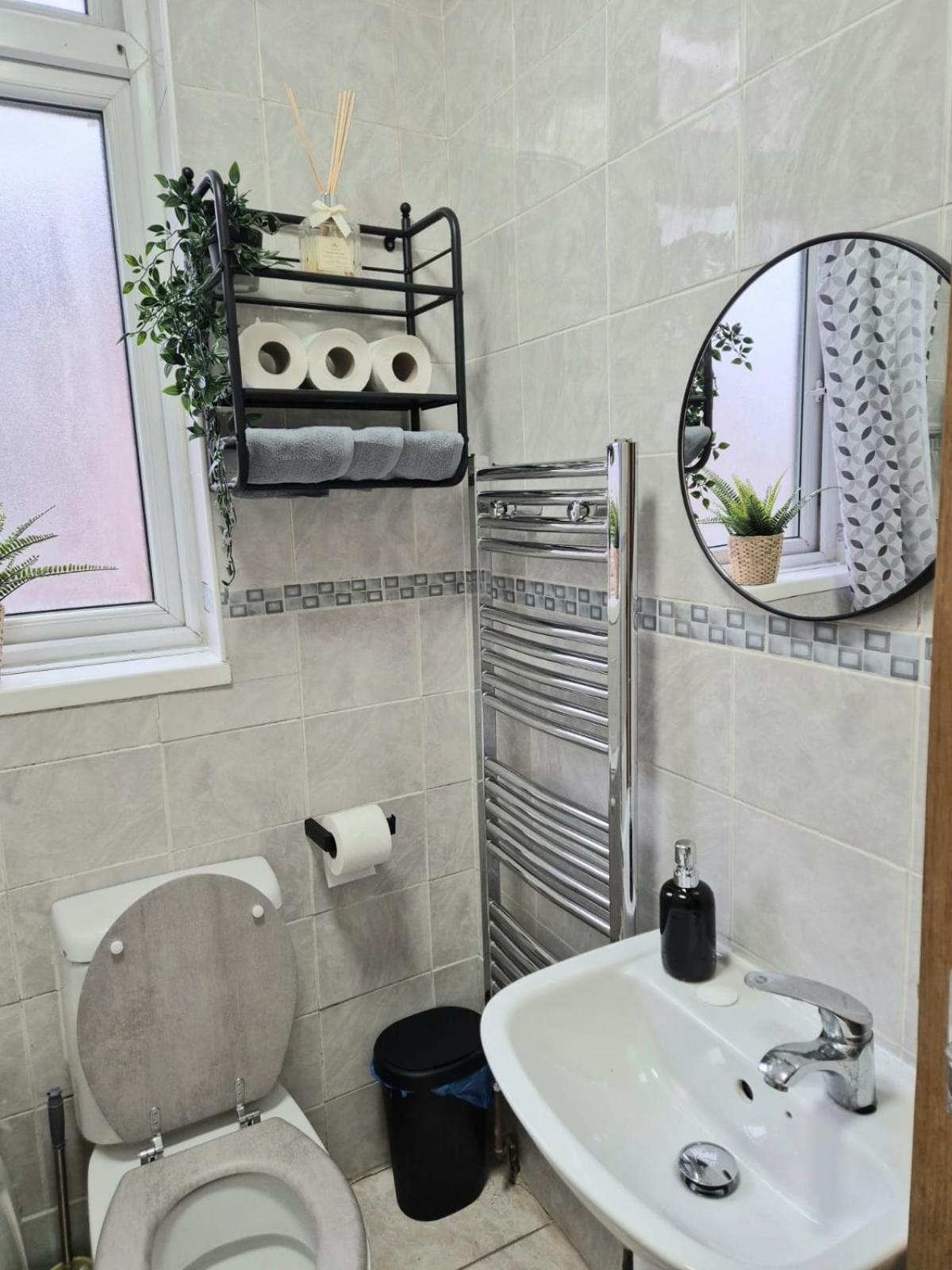 Homestay In 6 Minutes Drive To Victoria Station Manchester