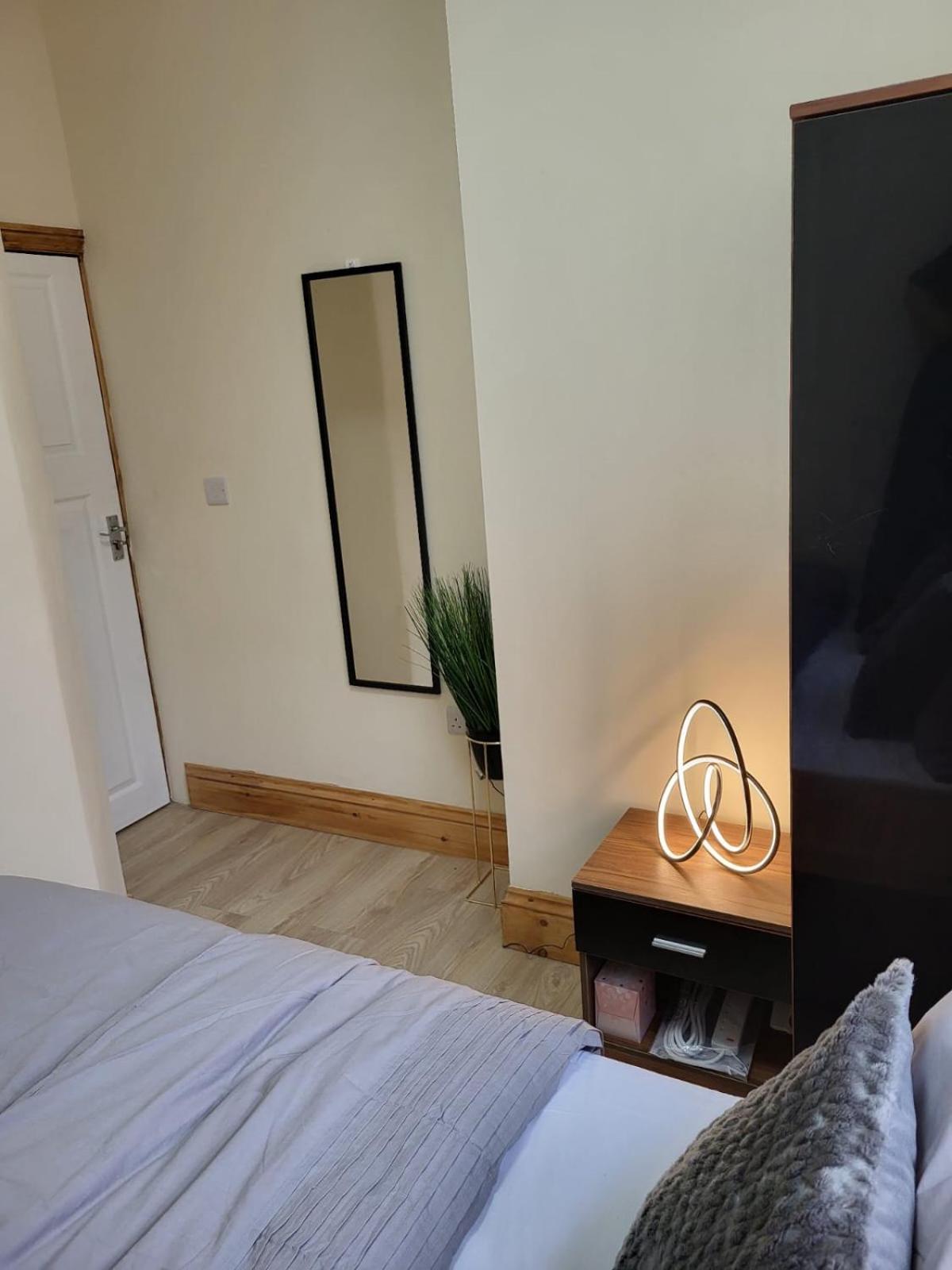 In 6 Minutes Drive To Victoria Station Homestay Manchester