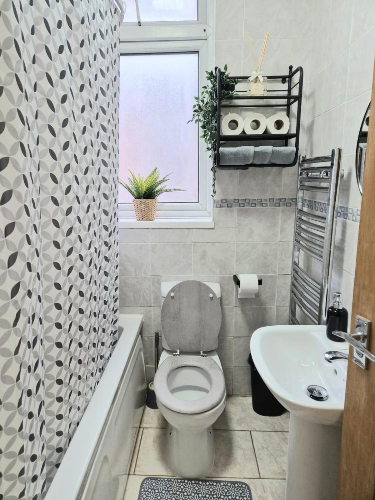 In 6 Minutes Drive To Victoria Station Homestay Manchester