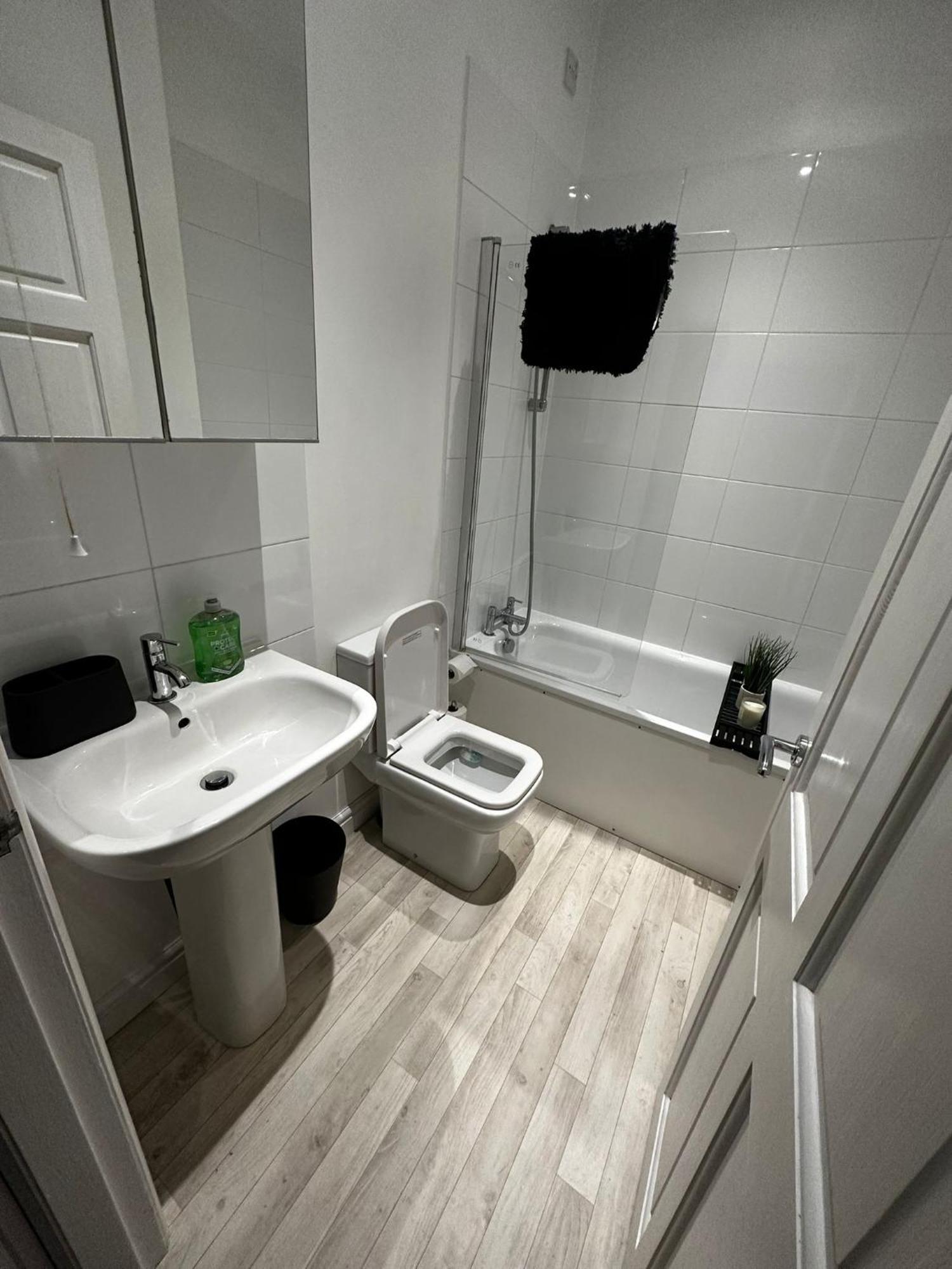 Urban Retreat - Nhs - Contractors - Relocating Apartment Manchester