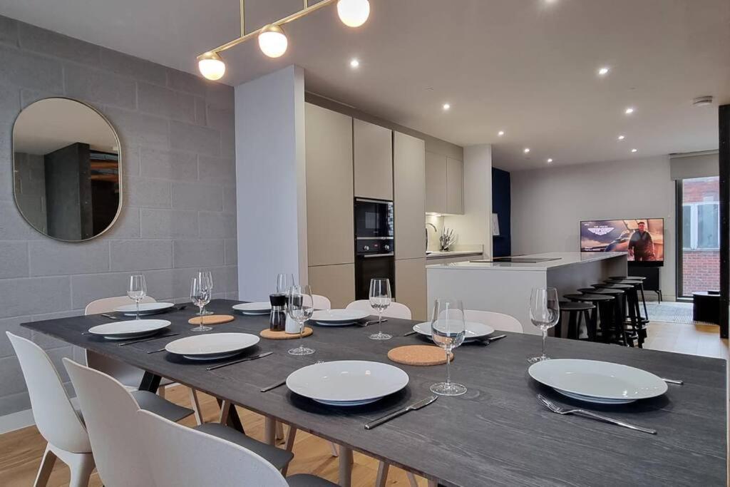 Free Parking - Roof Terrace - Luxury Townhouse Holiday home