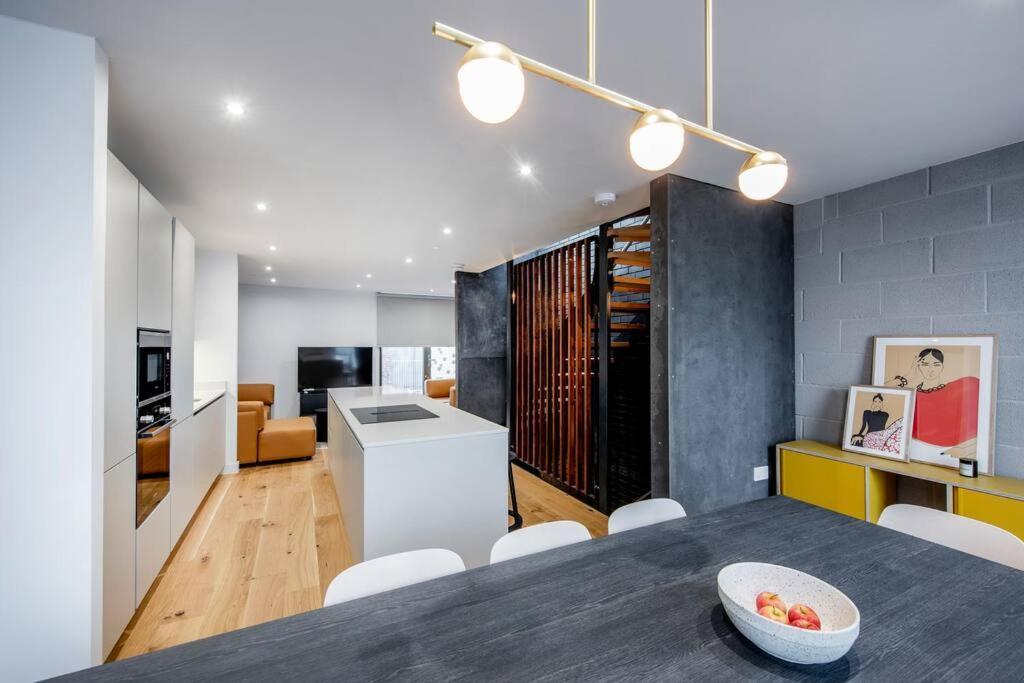 Free Parking - Roof Terrace - Luxury Townhouse Holiday home