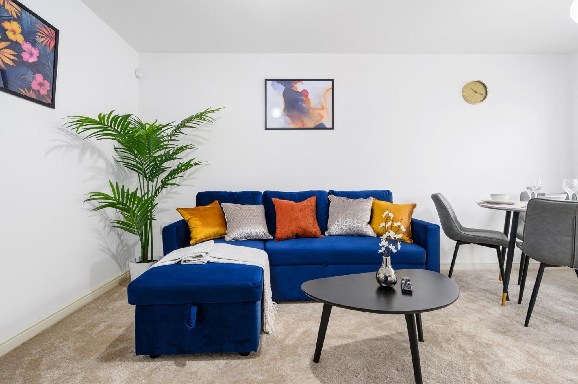 Holiday home Modern 2 Bed With Driveway Near Coop Live & Etihad Stadium , Sleeps 5 , Self Checkin And Free Parking *