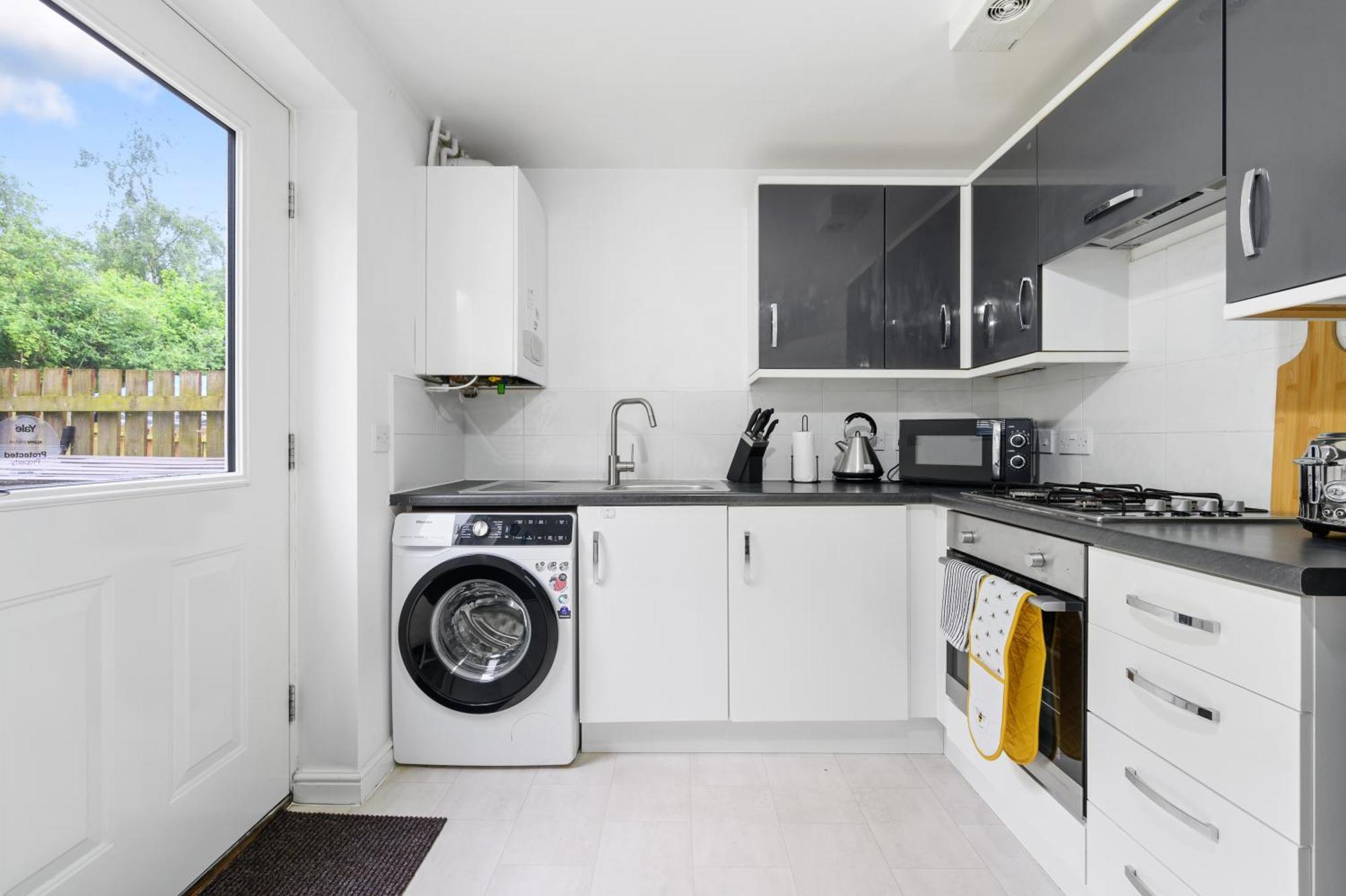 Modern 2 Bed With Driveway Near Coop Live & Etihad Stadium , Sleeps 5 , Self Checkin And Free Parking Manchester