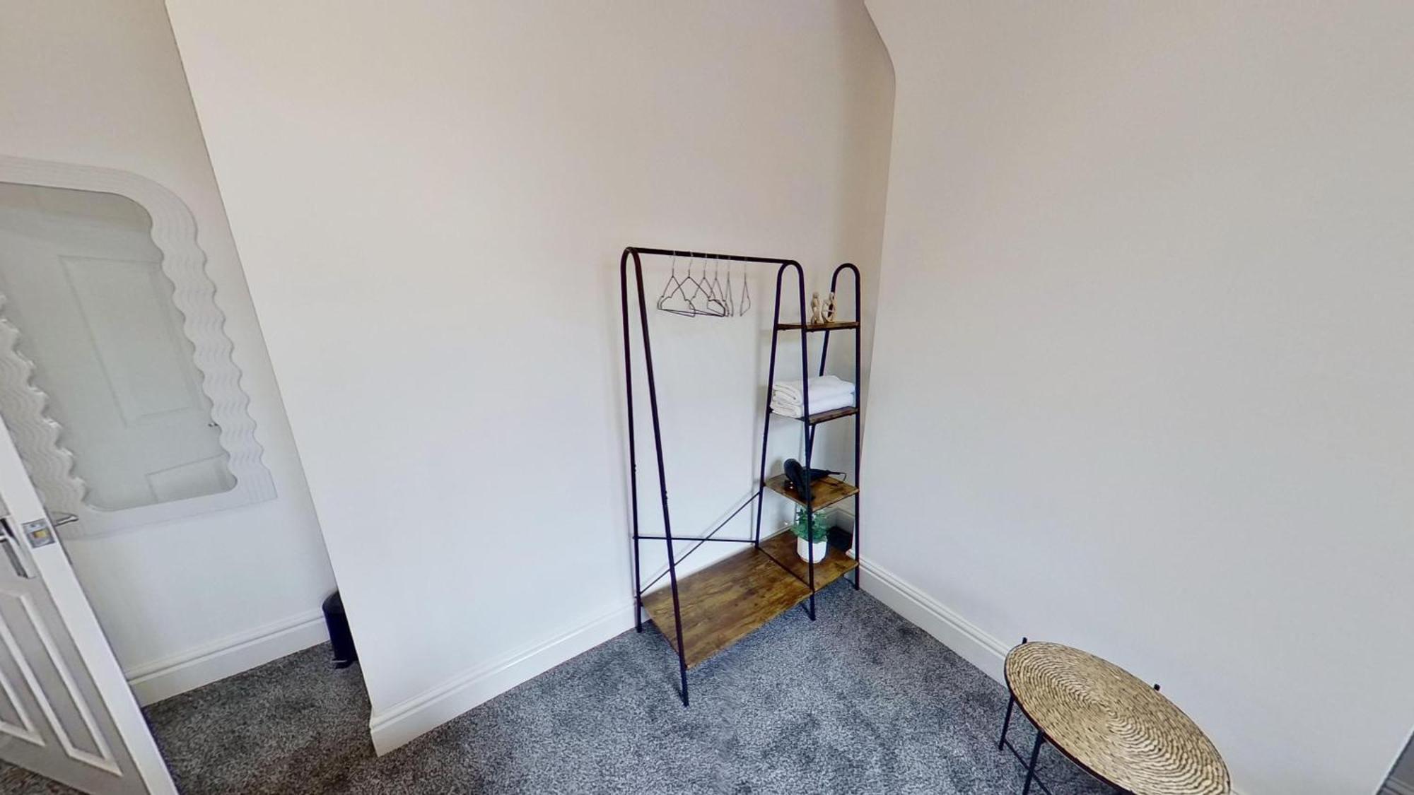 Holiday home Elegant 2 Bed House Near Centre *