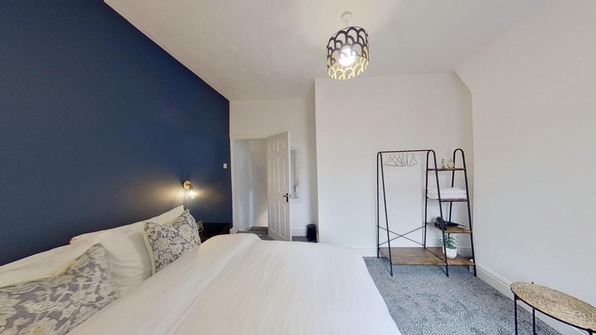Elegant 2 Bed House Near Centre
