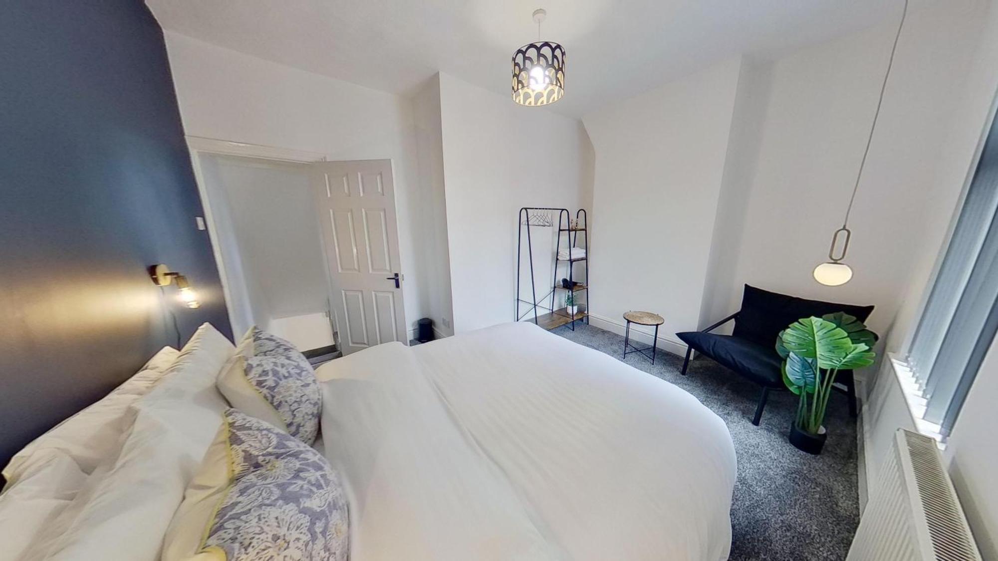 Holiday home Elegant 2 Bed House Near Centre *