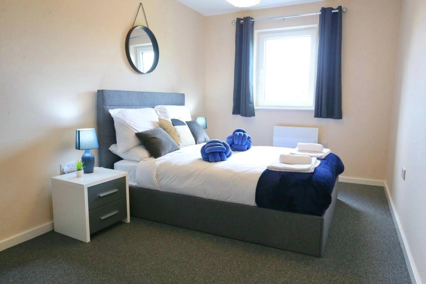 Pass The Keys Free Parking New Build Mins From Manc Old Traff Apartment