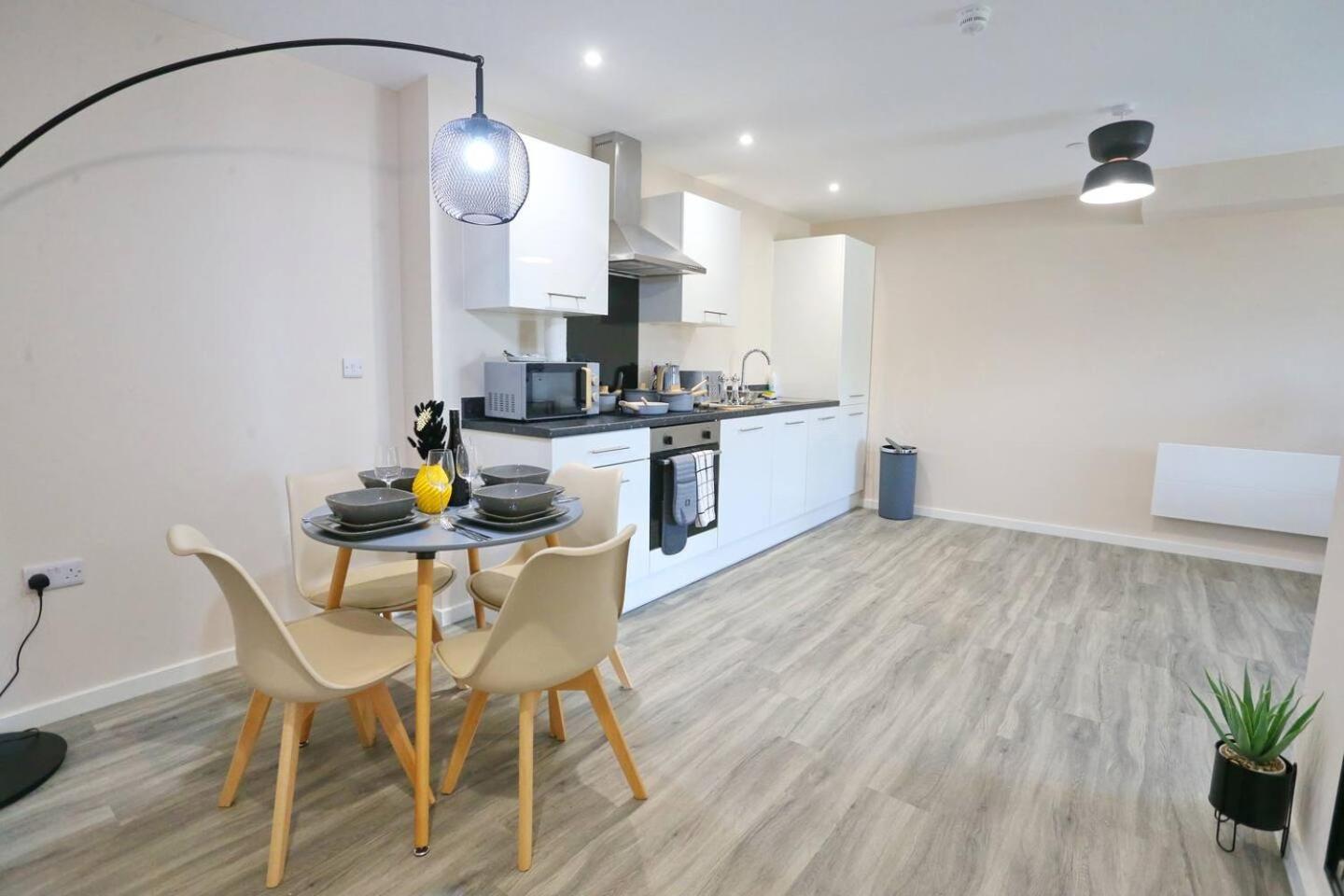 Pass The Keys Free Parking New Build Mins From Manc Old Traff Apartment *