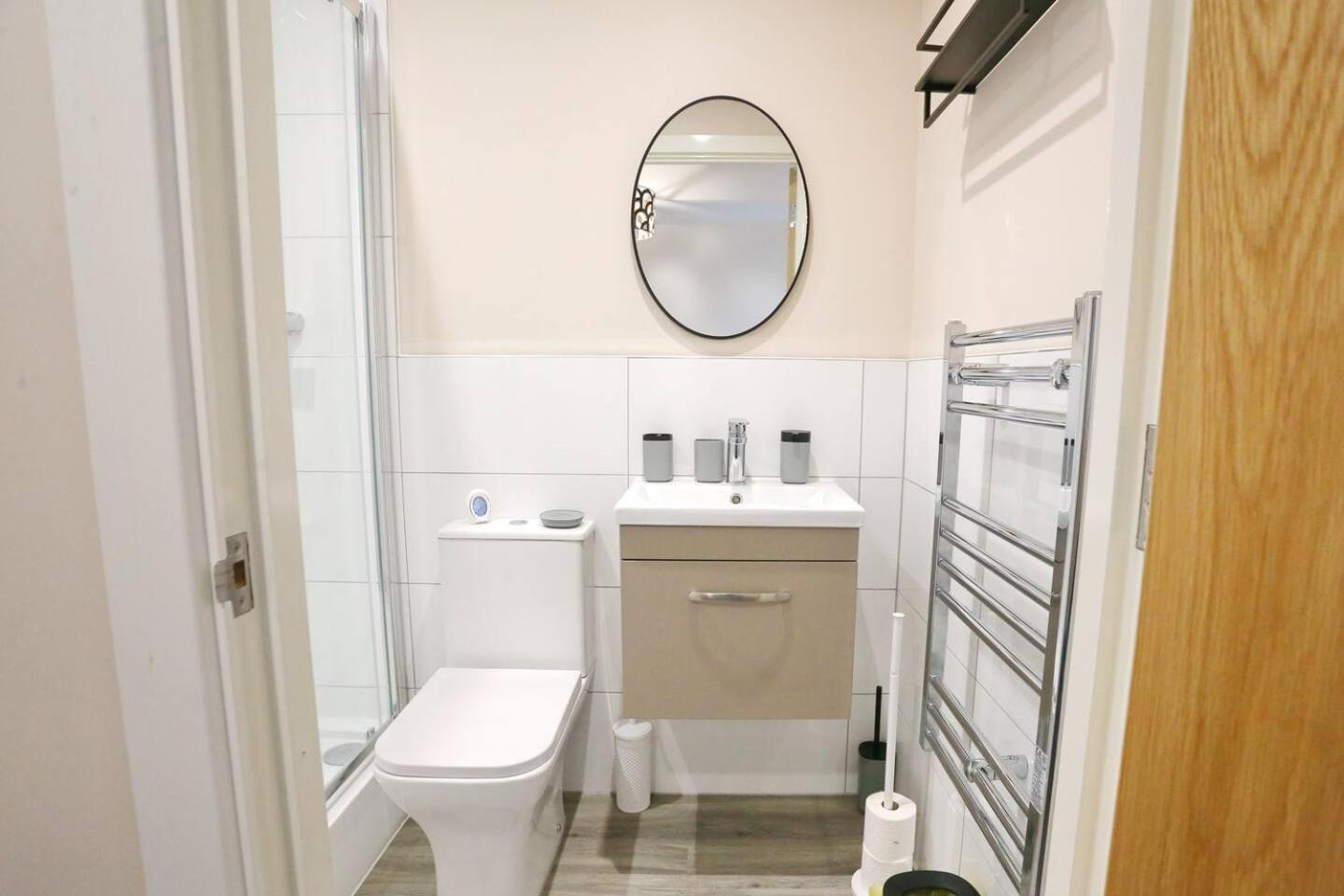 Pass The Keys Free Parking New Build Mins From Manc Old Traff Apartment