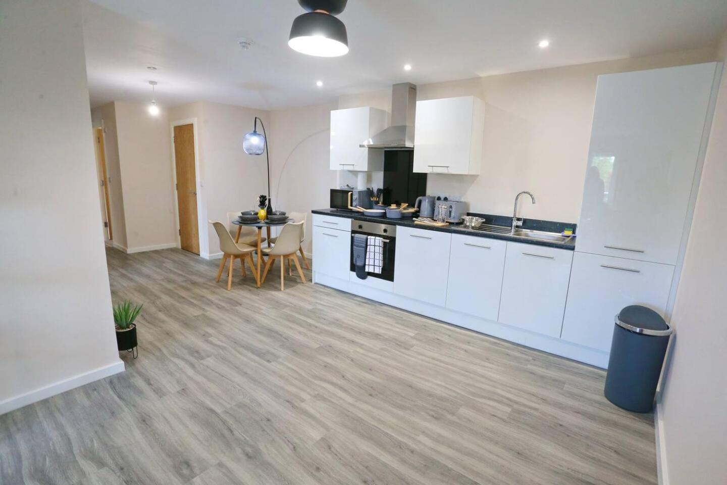 Pass The Keys Free Parking New Build Mins From Manc Old Traff