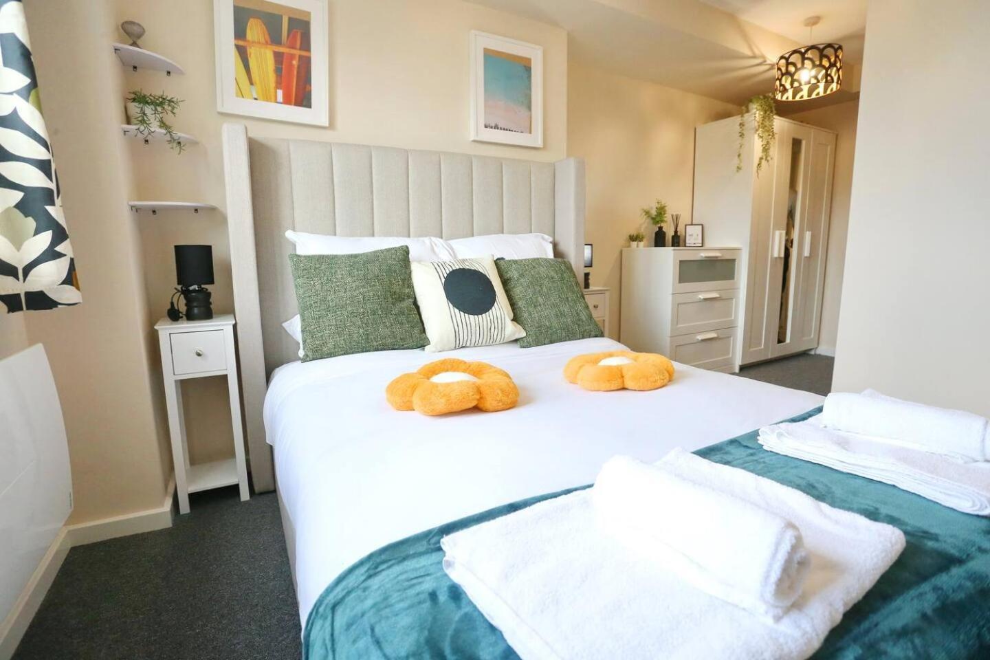 Pass The Keys Free Parking New Build Mins From Manc Old Traff