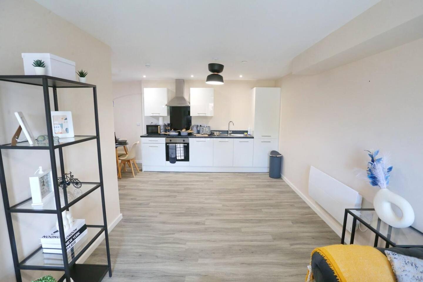 Pass The Keys Free Parking New Build Mins From Manc Old Traff *