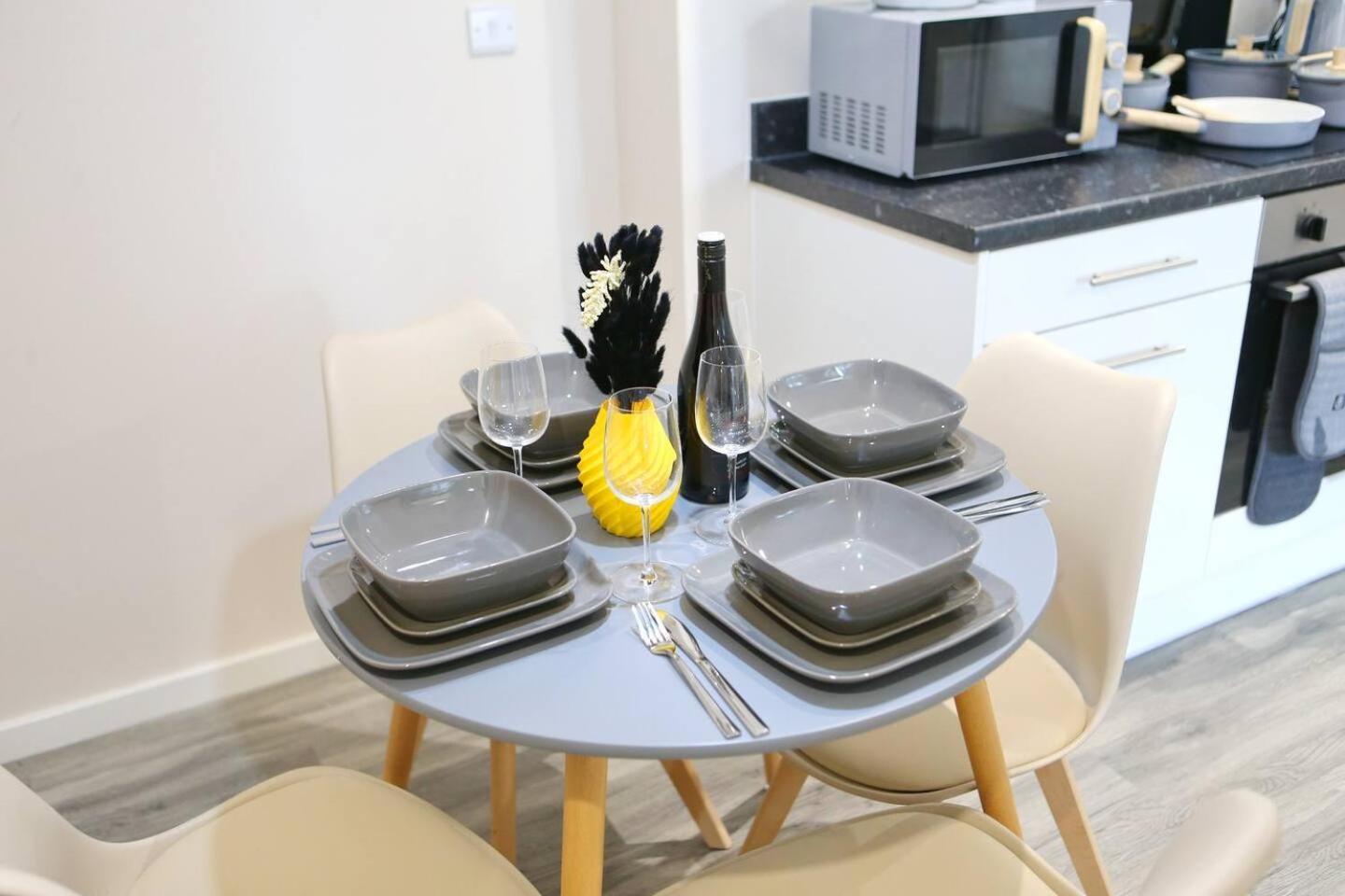 Pass The Keys Free Parking New Build Mins From Manc Old Traff