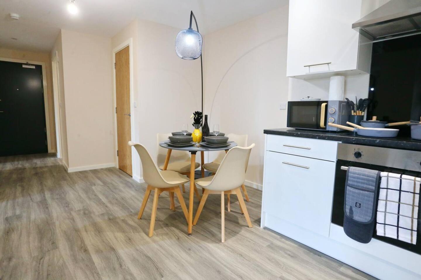 Pass The Keys Free Parking New Build Mins From Manc Old Traff Apartment *
