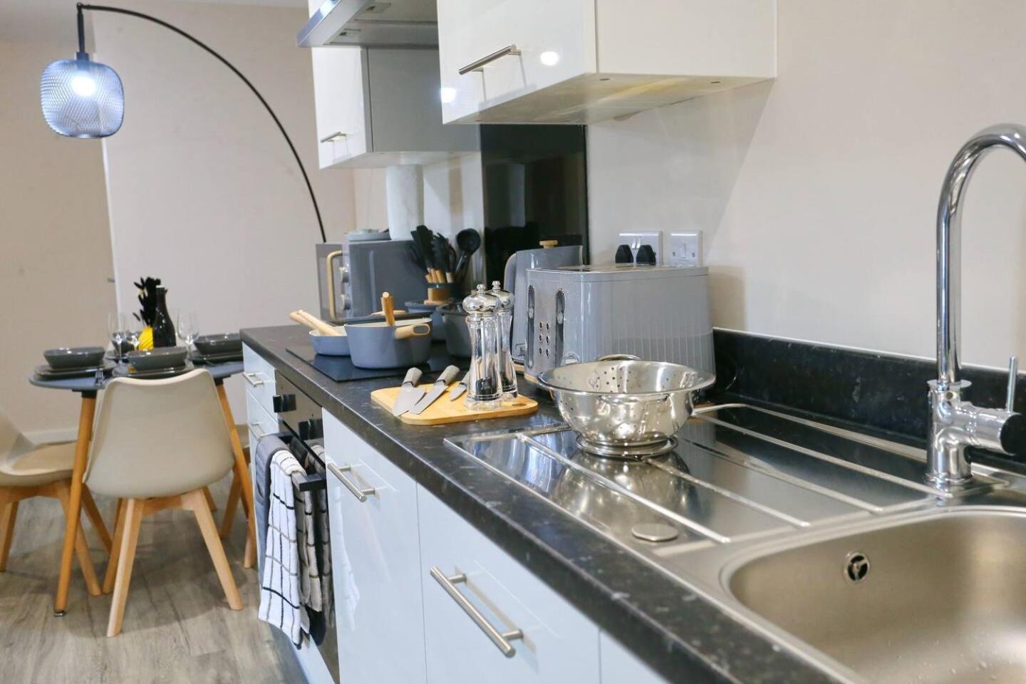 Pass The Keys Free Parking New Build Mins From Manc Old Traff *
