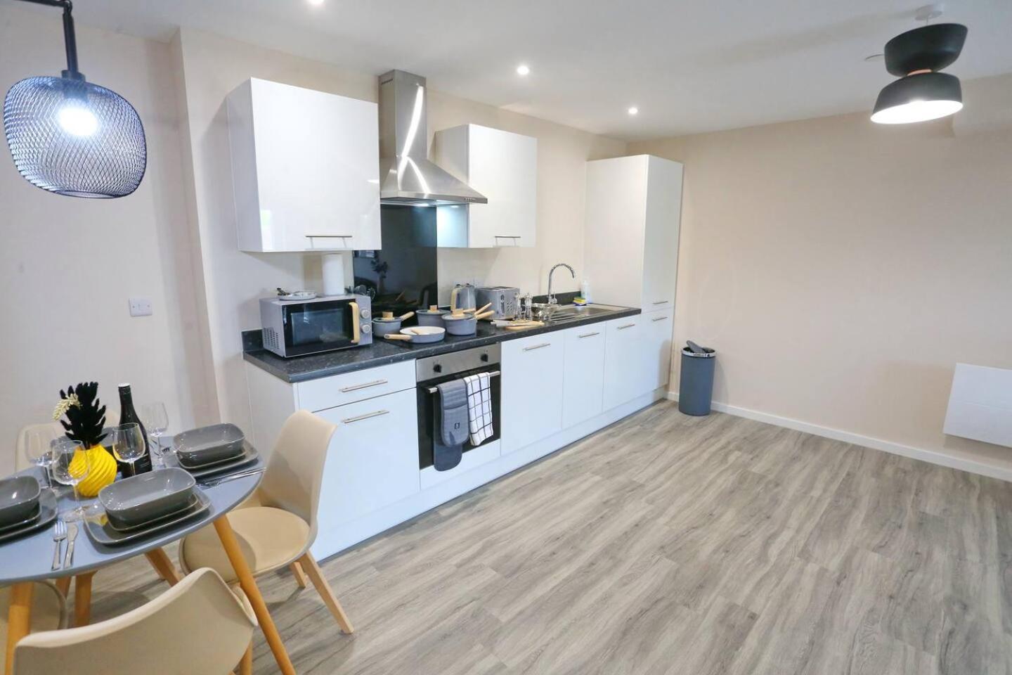 Pass The Keys Free Parking New Build Mins From Manc Old Traff