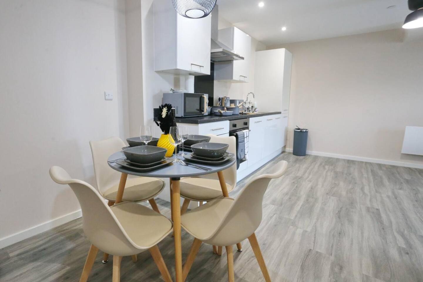 Pass The Keys Free Parking New Build Mins From Manc Old Traff Apartment *