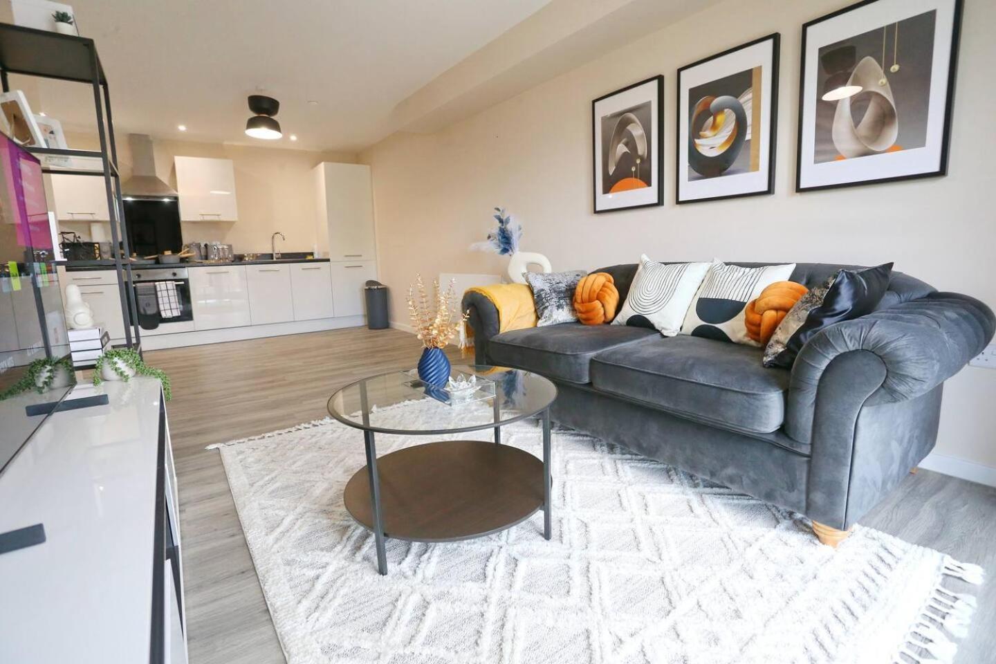 Pass The Keys Free Parking New Build Mins From Manc Old Traff Apartment *