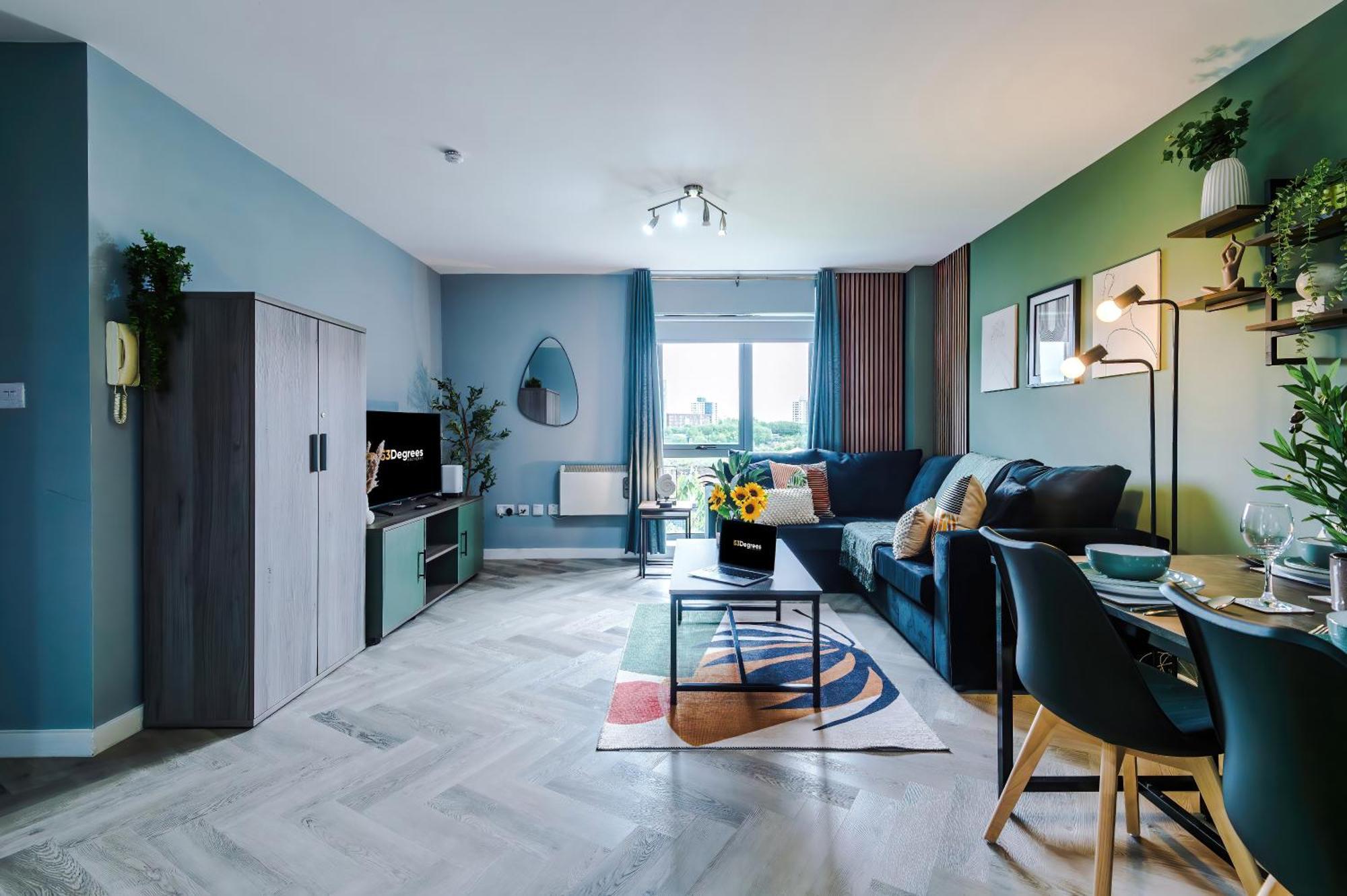New! Stunning 2-bed In By 53 Degrees Property, Amazing Location - Sleeps 6!