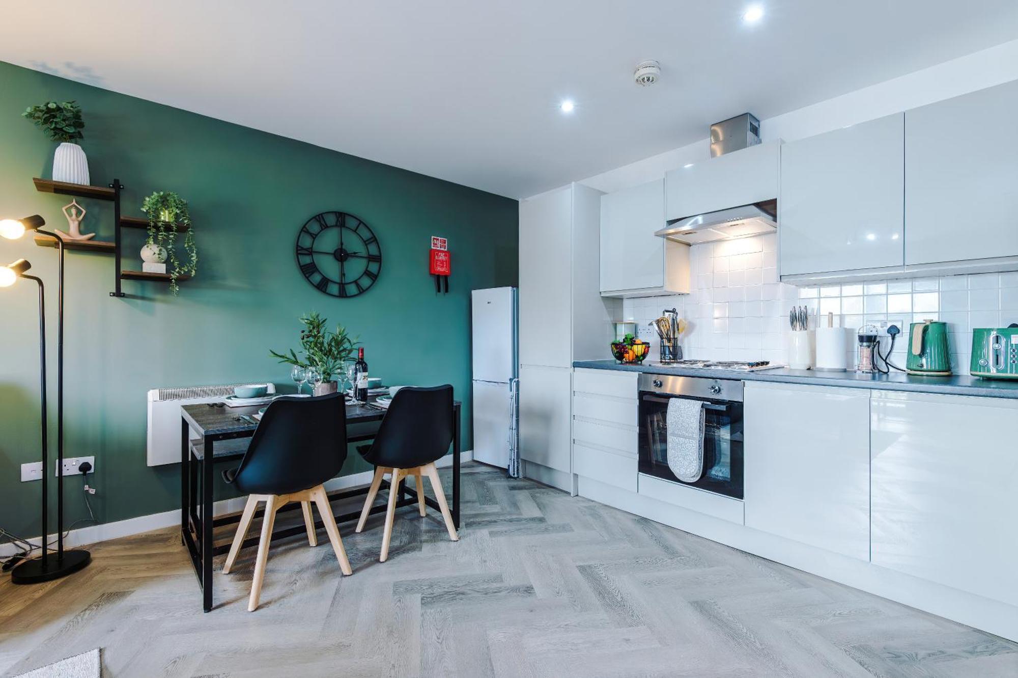 New! Stunning 2-bed In By 53 Degrees Property, Amazing Location - Sleeps 6! *