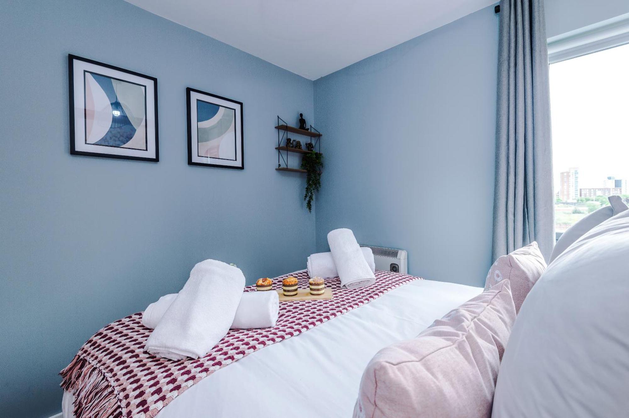 New! Stunning 2-bed In By 53 Degrees Property, Amazing Location - Sleeps 6! Apartment