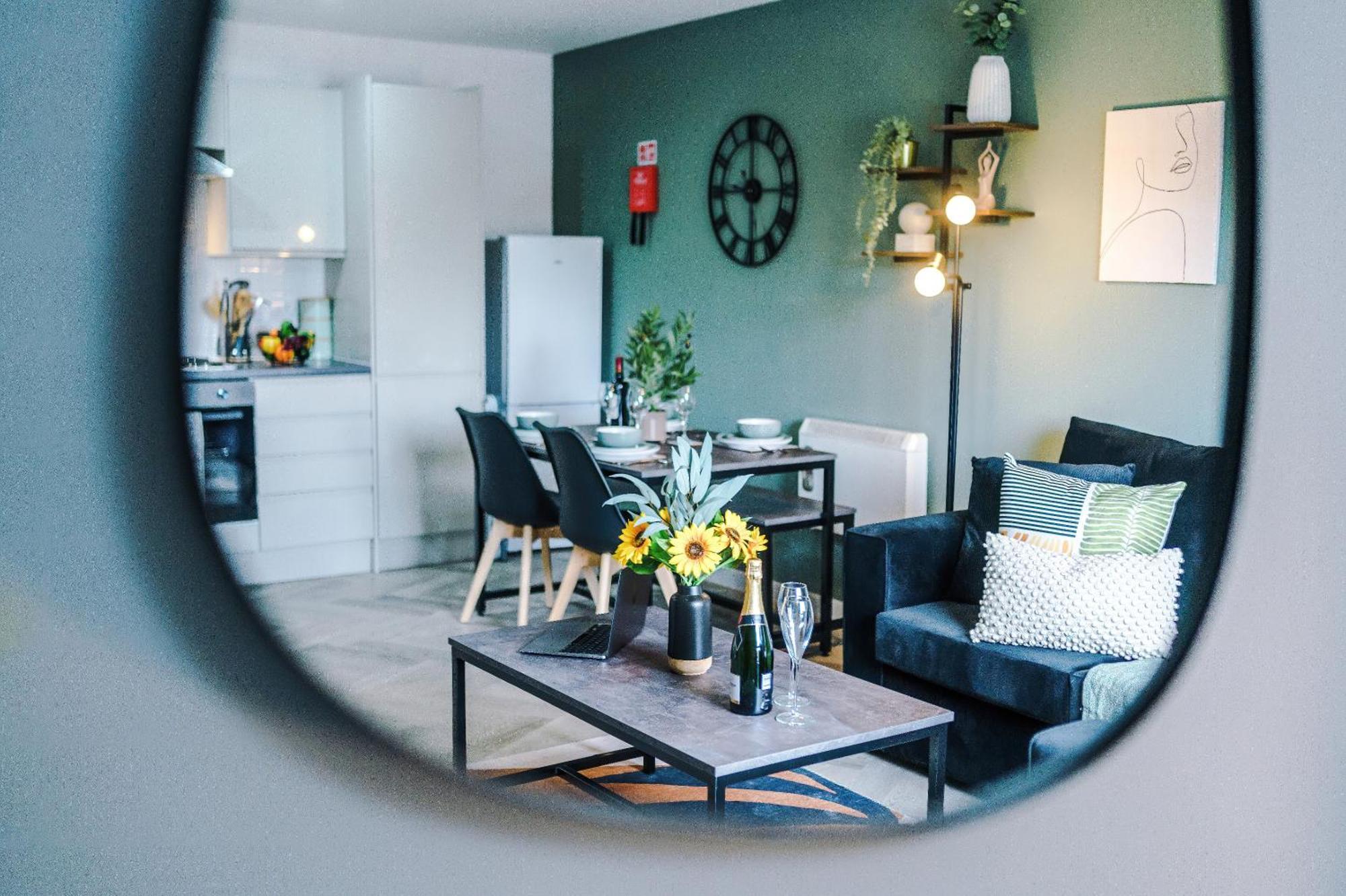 New! Stunning 2-bed In By 53 Degrees Property, Amazing Location - Sleeps 6! Apartment