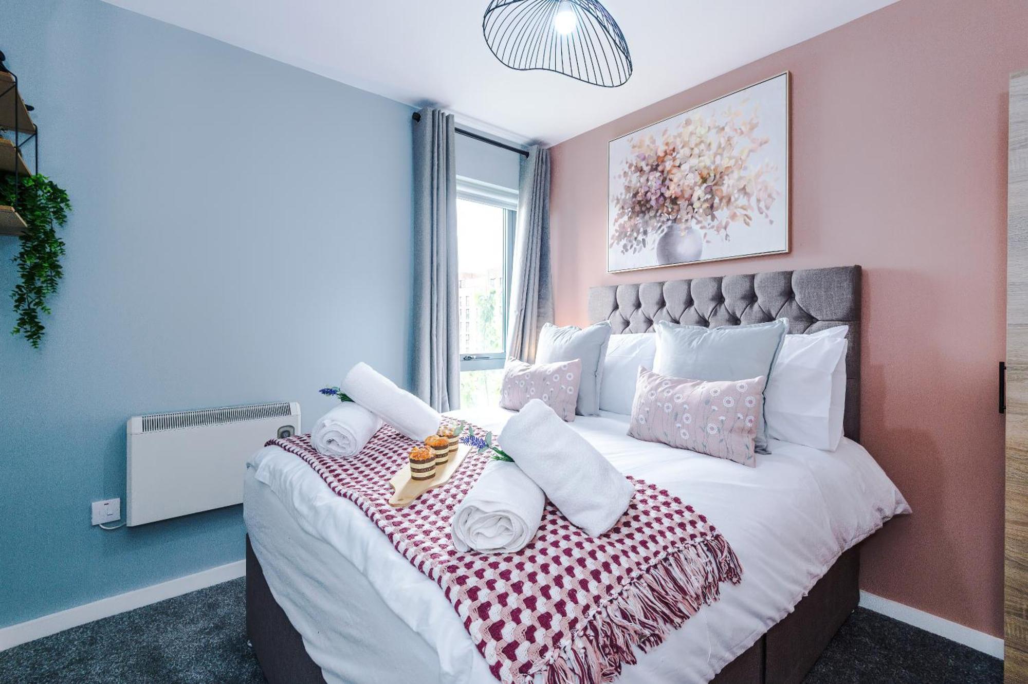 New! Stunning 2-bed In By 53 Degrees Property, Amazing Location - Sleeps 6! Apartment *