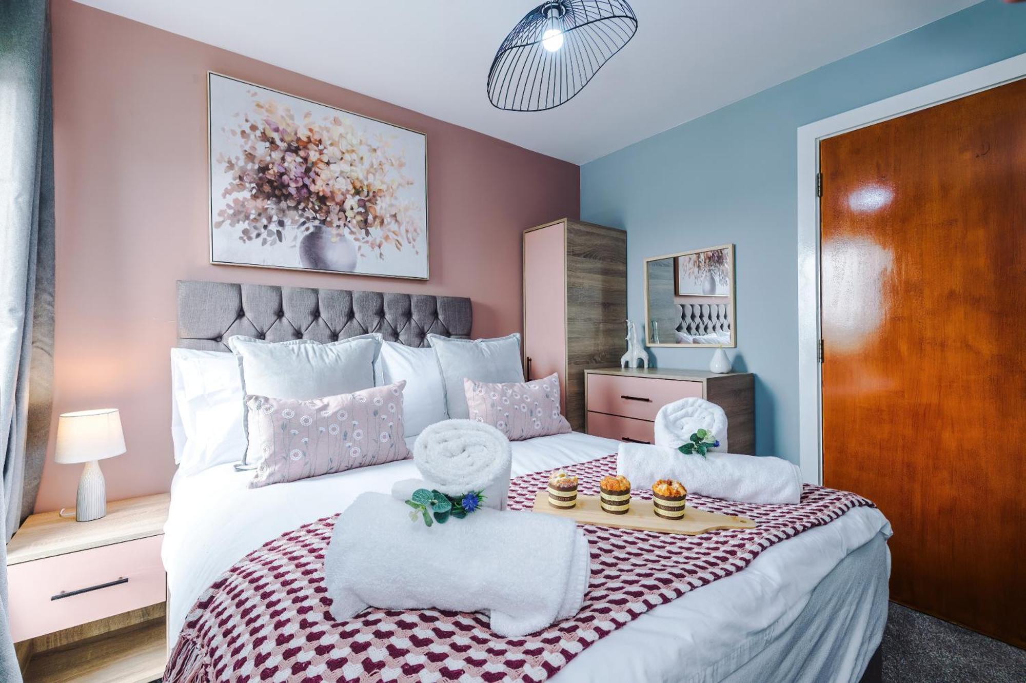 New! Stunning 2-bed In By 53 Degrees Property, Amazing Location - Sleeps 6! Apartment *