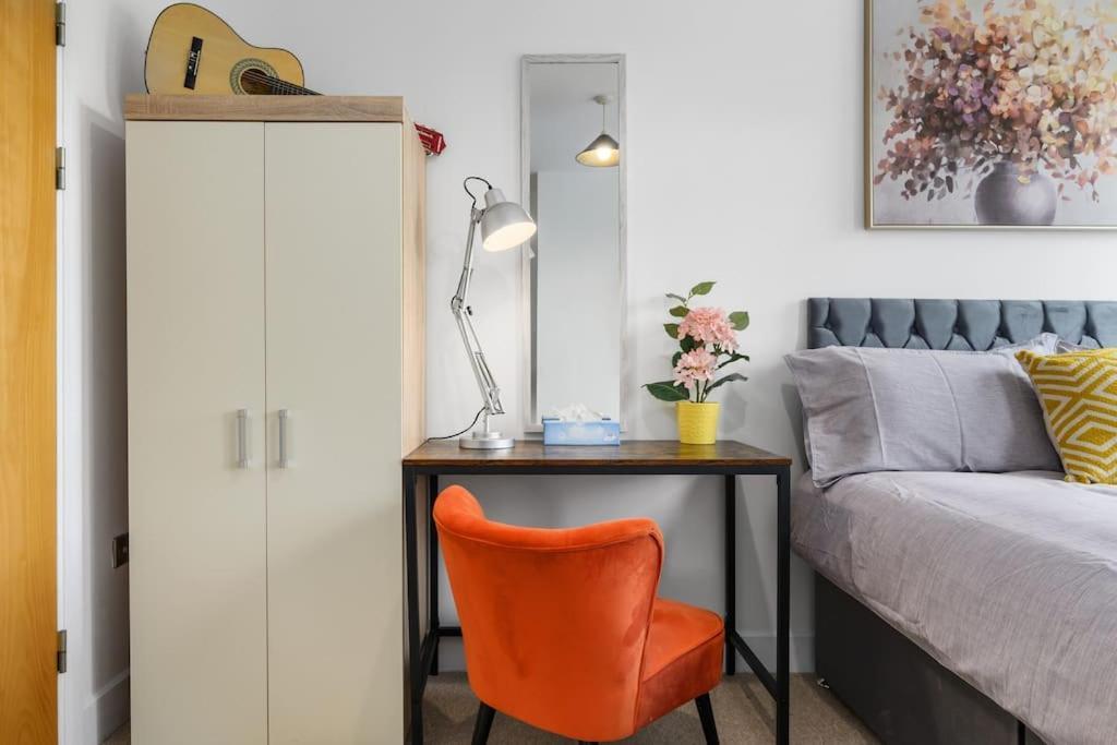Piccadilly Luxury Three Bedroom Apartment *