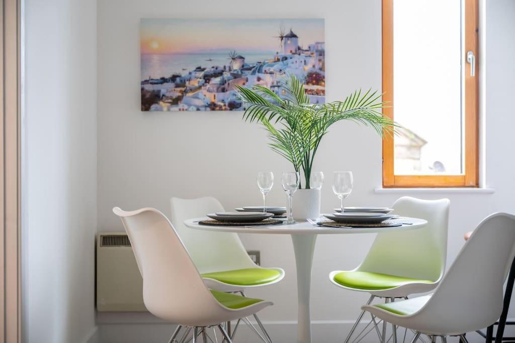 Piccadilly Luxury Three Bedroom Apartment Manchester