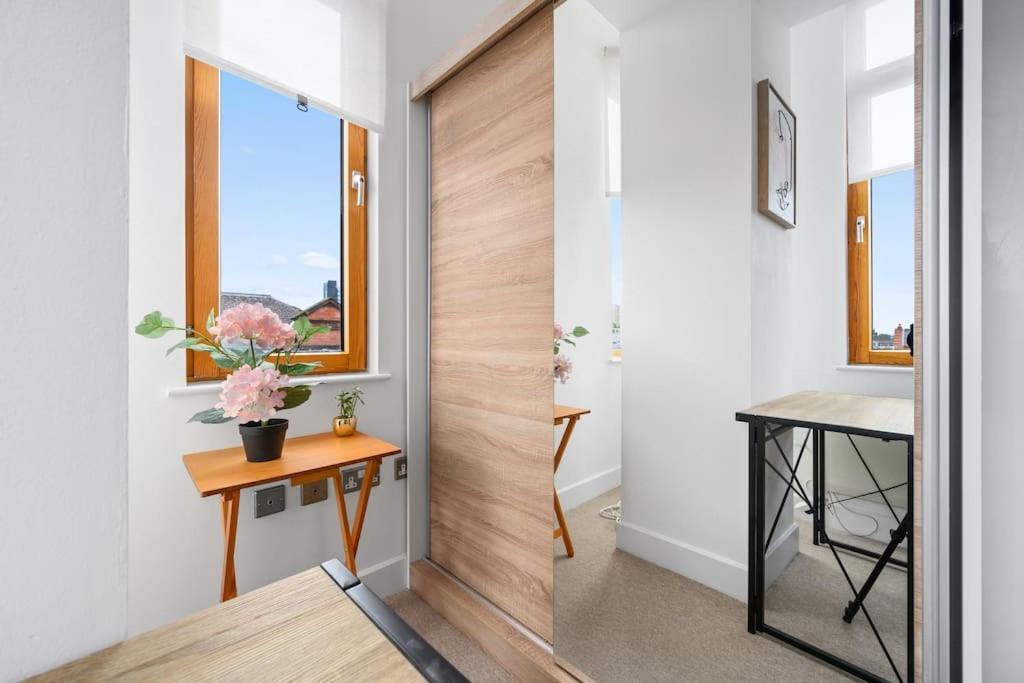 Piccadilly Luxury Three Bedroom *