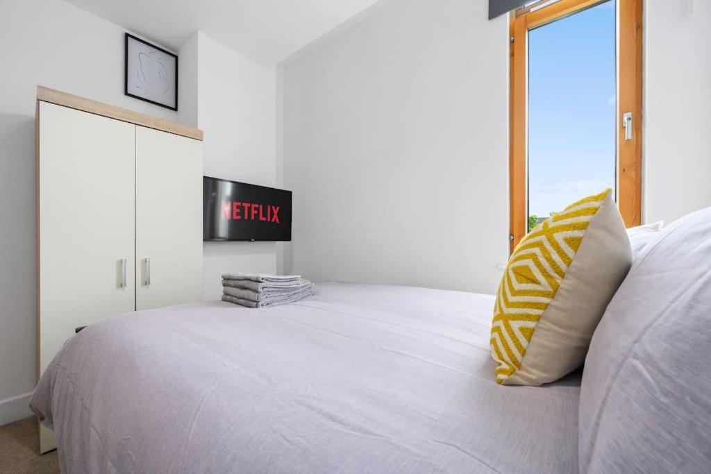 Piccadilly Luxury Three Bedroom Apartment Manchester