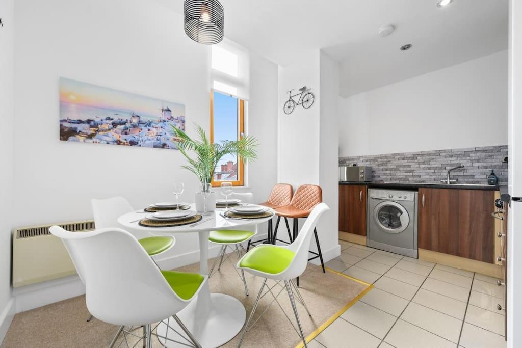 Piccadilly Luxury Three Bedroom Apartment *