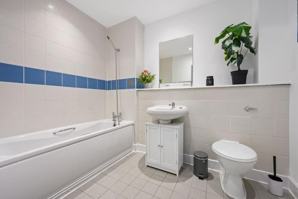 Piccadilly Luxury Three Bedroom *