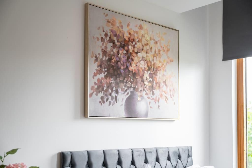 Piccadilly Luxury Three Bedroom Apartment *
