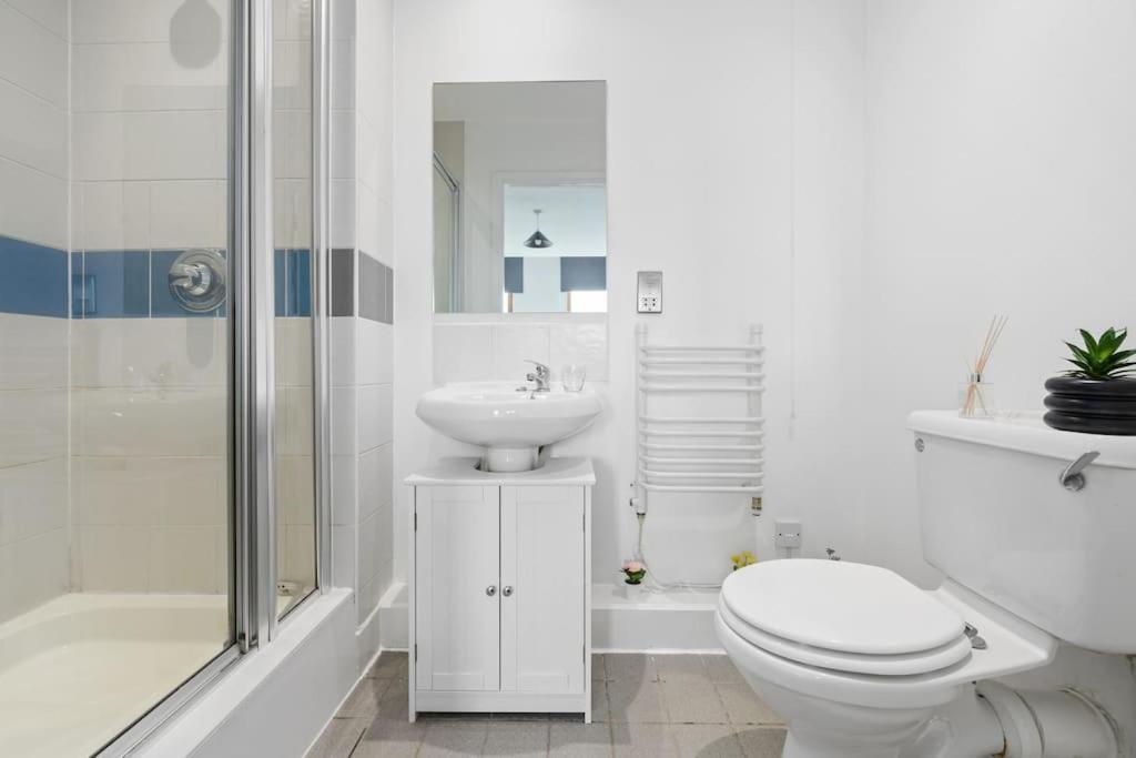Piccadilly Luxury Three Bedroom *