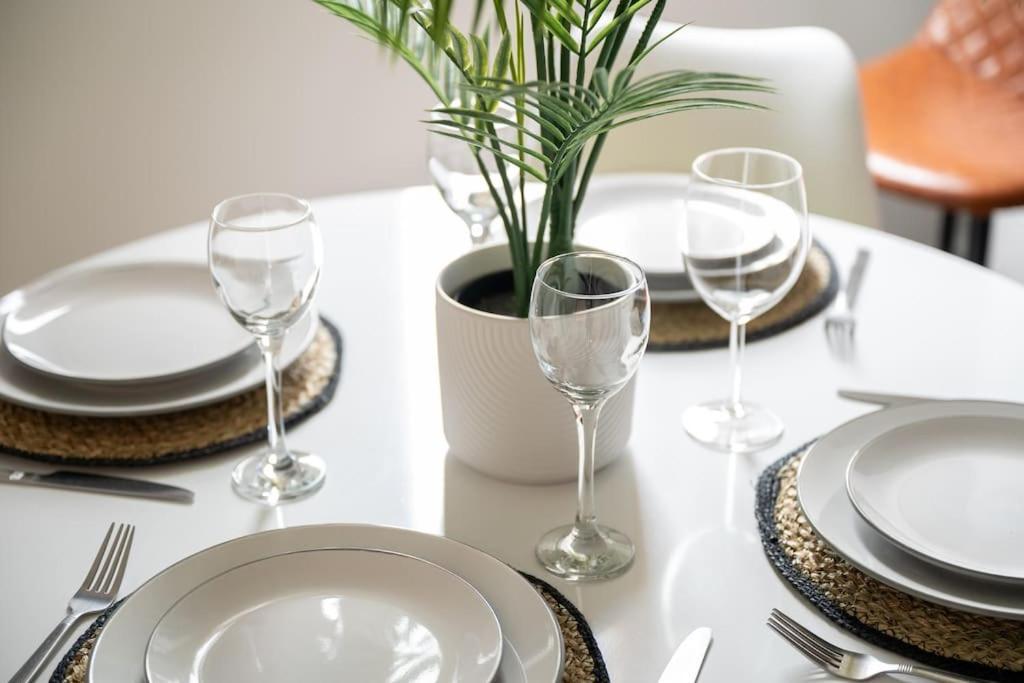 Piccadilly Luxury Three Bedroom Apartment *