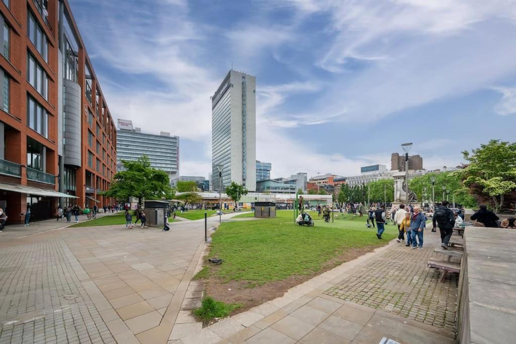 Piccadilly Luxury Three Bedroom *