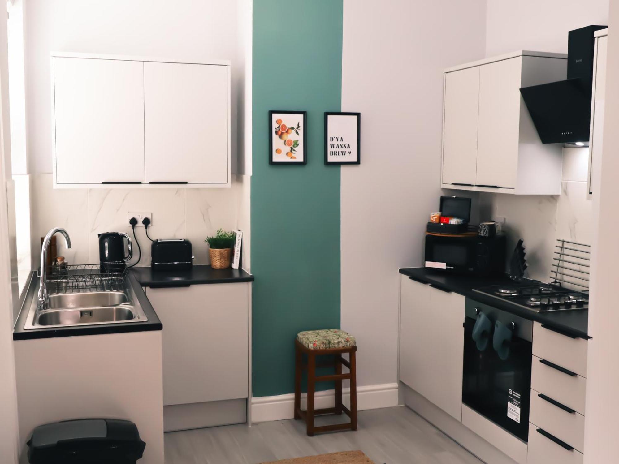 Holiday home Long Stays, Rates, Free Parking, Contractors Haven, Relocators, Work Leisure, Cosy House, Newly Renovated,