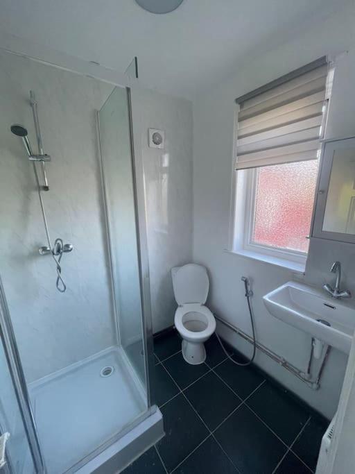 Cheerful 3 Bed Entire House, Newly Refurbished * Manchester