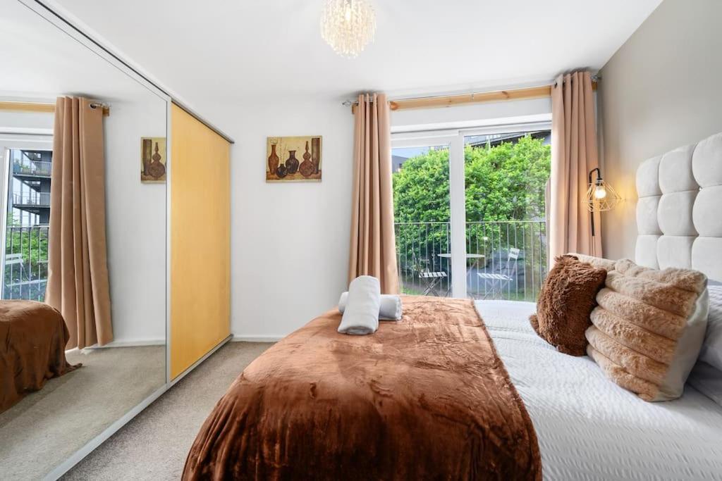 Apartment Cityfront Luxe Near Centre Facing Etihad & Coop Live, Free Parking *