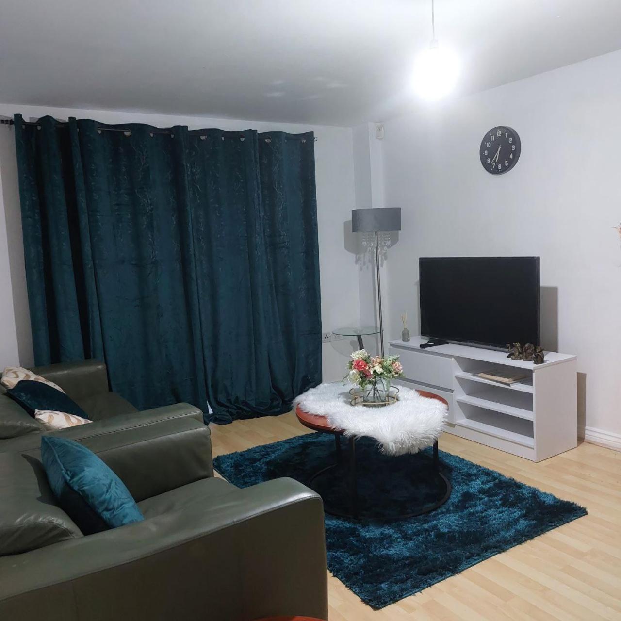 2 Bedroom 2 Bathroom Free Parking Nearby Apartment Manchester