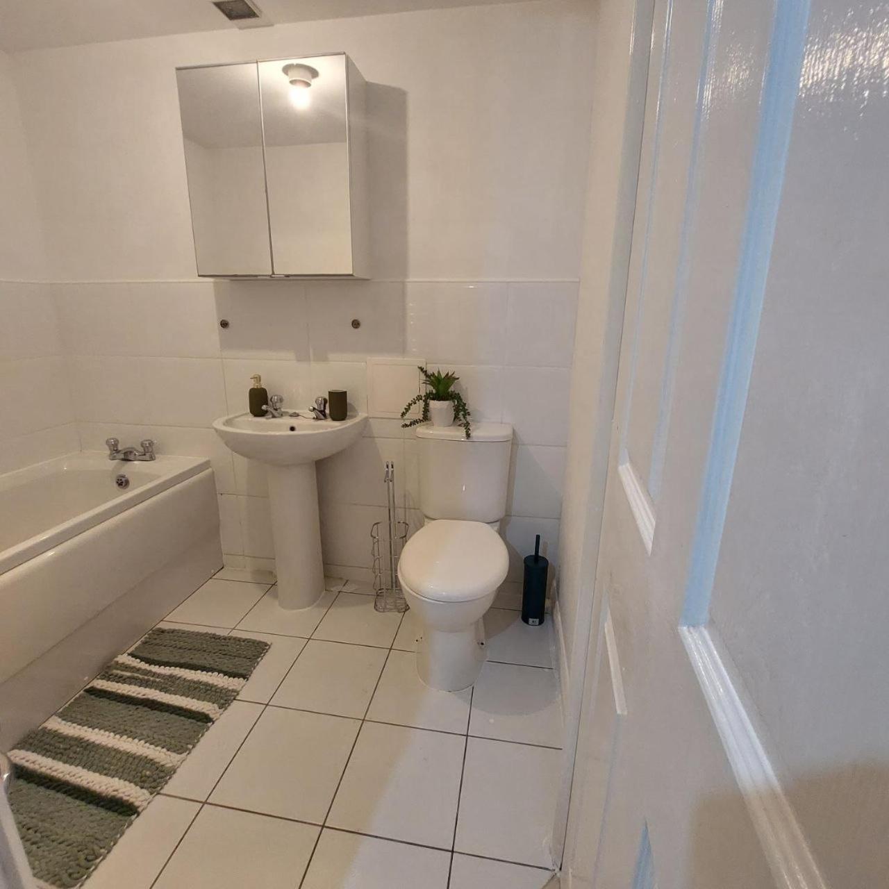 2 Bedroom 2 Bathroom Free Parking Nearby Apartment Manchester