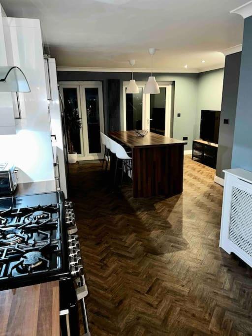 View Large 5br Town House Parking Holiday home *