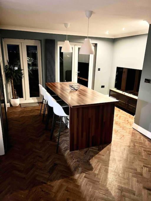 View Large 5br Town House Parking Manchester
