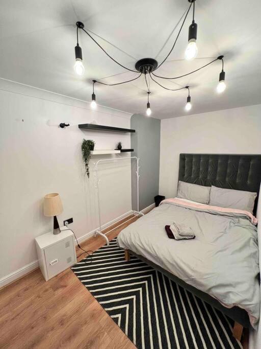 View Large 5br Town House Parking Holiday home Manchester